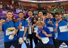 美术课上学生用课本表演变脸，轻松拿捏住精髓， 网友：“教科书式”变脸！